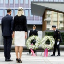 22. juli: Kronprinsparet legger ned krans under en minneseremoni i regjeringskvartalet, 5 år etter terrorangrepet 22. juli 2011. Foto: Vegard Wivestad Grøtt / NTB scanpix